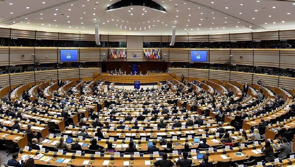 AB'nin dönem başkanı Danimarka'nın lideri Frederiksen, iklim ve göç mesajlarıyla AP'yi ikiye böldü