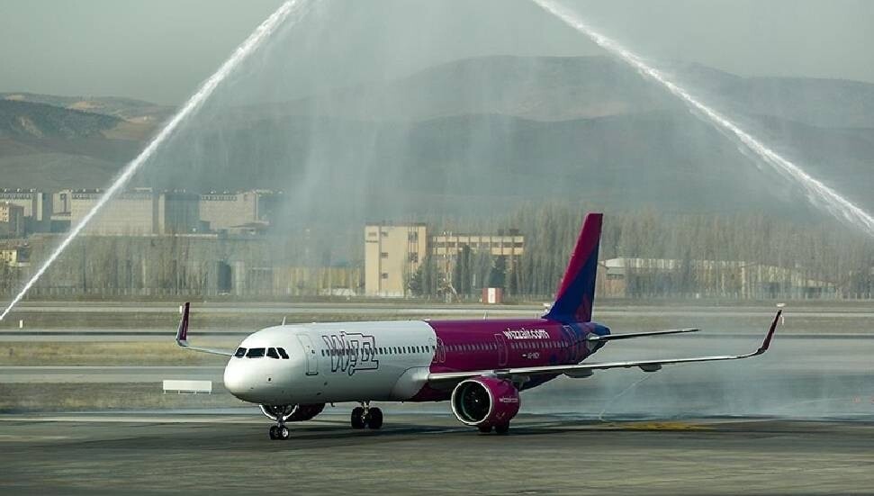 Köln'de havalimanında iki yolcu kaçırdıkları uçağı apronda el sallayarak durdurmaya çalıştı