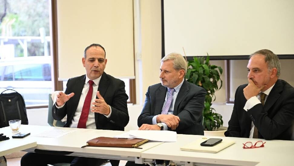 Harmancı, Johannes Hahn ile bir araya geldi: Yerel yönetimlerin iş birliği ve çözüm sürecine katkılar ele alındı