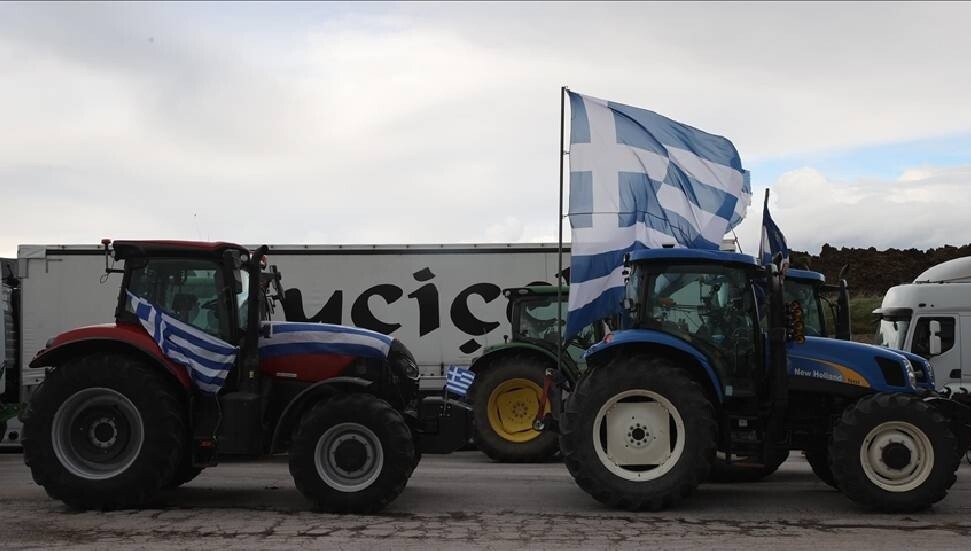 Yunanistan'da çiftçiler, yetersiz desteklere karşı 48 saatlik yol kapatma eylemi başlattı