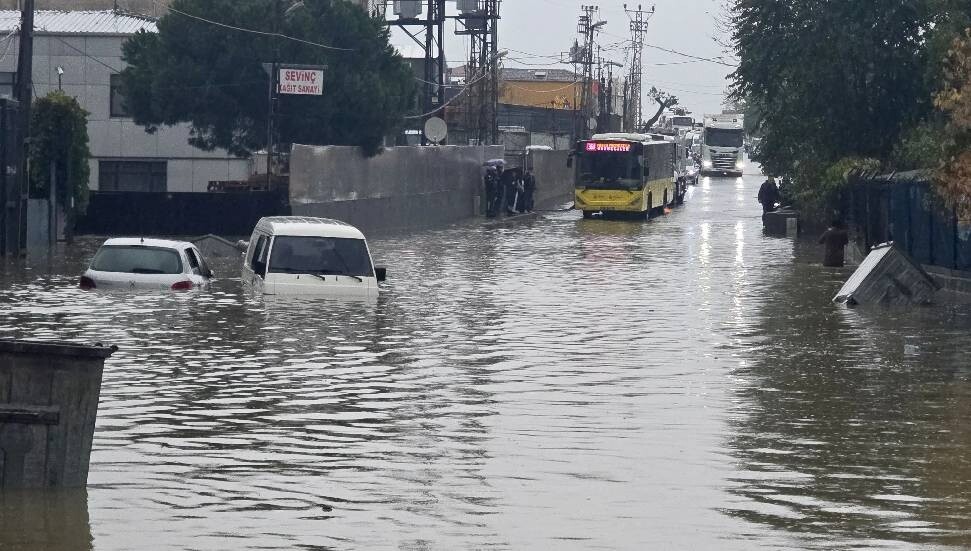 İstanbul'da hayat durdu: Yarın okullar tatil, motosiklet kullanımı yasak, bazı vapur seferleri iptal