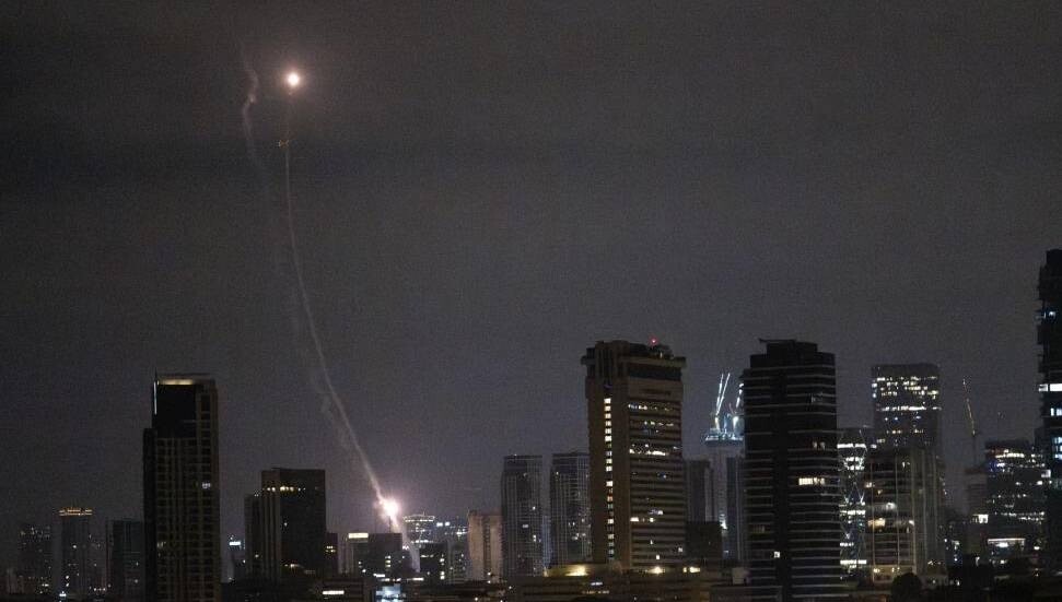 İran, "Hayber Şiken" füzesiyle İsrail’de bazı noktaları hedef aldığını duyurdu