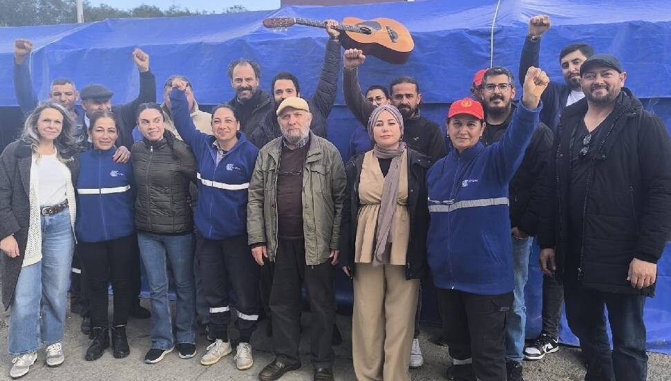 Lefkoşa Belediye Tiyatrosu sanatçılarından EKTAM işçilerine grev çadırında dayanışma etkinliği