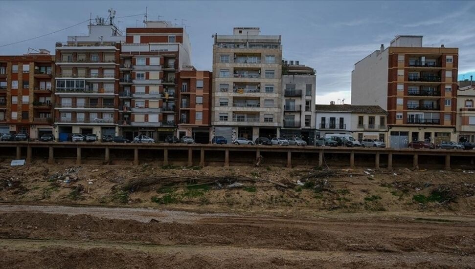 Valensiya'da selden zarar gören araçların toplandığı alan adeta araba mezarlığına döndü