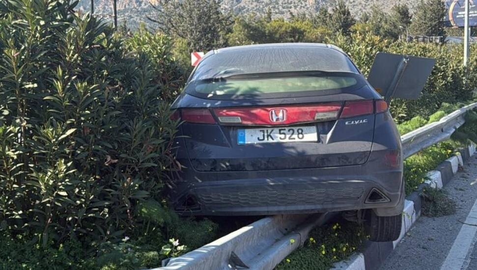 Boğazköy’de kaza: Direksiyon hakimiyetini kaybetti, çelik bariyerler üzerine çıkarak durdu