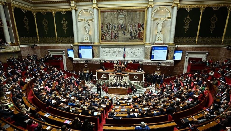 Fransa'da hükümete karşı verilen gensoru önergesi Meclis tarafından reddedildi
