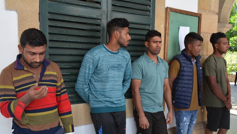 Polis gürültü şikayetiyle kontrole gittiği evde 5 kaçak yakaladı