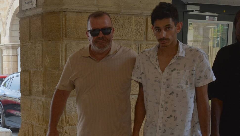 Aracında uyuşturucu ve Eczacılık ve Zehirler Yasası’na aykırı hap bulundu