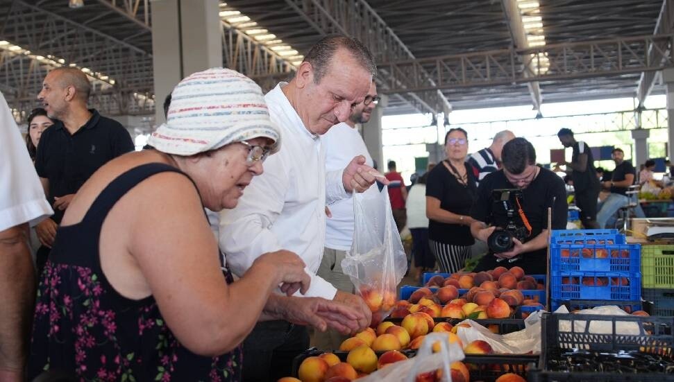 Fikri Ataoğlu Gazimağusa'da esnaf ve vatandaşlarla buluştu: Her zaman yanınızdayız