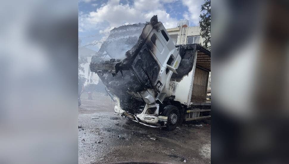 Küçük Kaymaklı’da park halindeki TIR alevlere teslim oldu