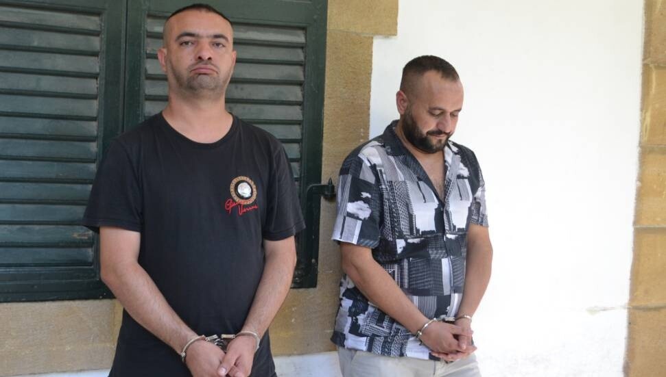 Polisi görünce araçtan attıkları poşetten silah ve mermi çıktı: Tutuklandılar