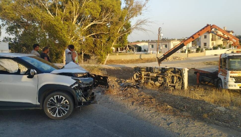 Önündeki araçlara çarpmamak için şerit değiştirdi, kazaya neden oldu: 2 yaralı