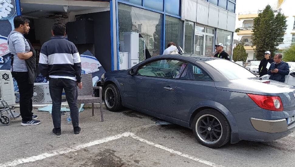 Yanlış vites kazaya neden oldu: Alışveriş merkezinin cam vitrinine çarptı