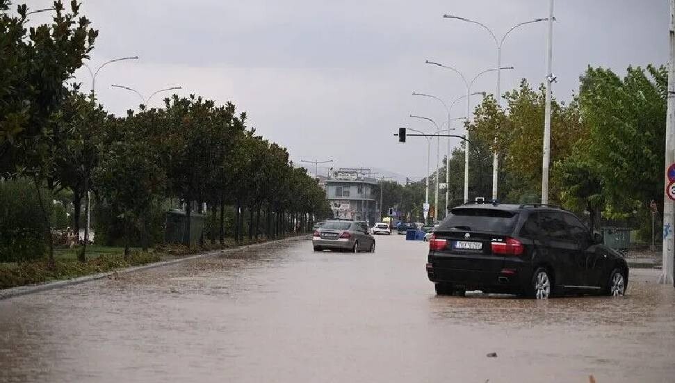 Yunanistan'da sel nedeniyle 1 kişi hayatını kaybetti, Eğriboz Adası'nda bir bölge tahliye edildi