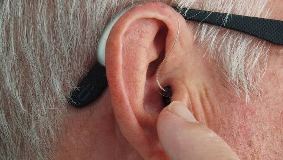 Yapay zeka destekli gözlükler, işitme sorunu yaşayanlara "süper güç kazandıracak"