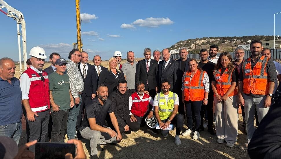 Hakan Dinçyürek ve Kemal Memişoğlu, Karpaz Devlet Hastanesi yapımını inceledi