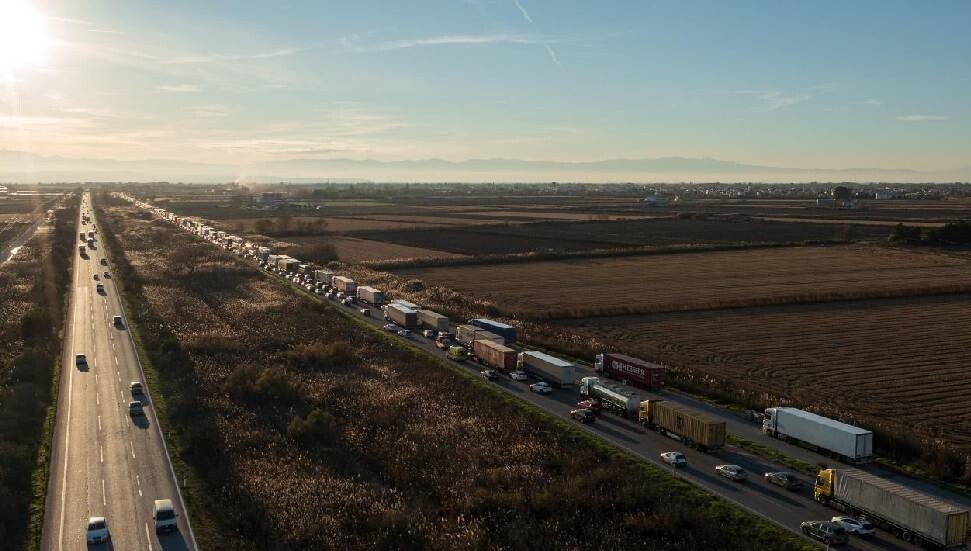 Yunanistan'da çiftçiler Atina-Selanik yolunu trafiğe kapattı
