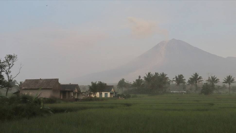 Endonezya'daki Semeru Yanardağı'nda 2 patlama meydana geldi
