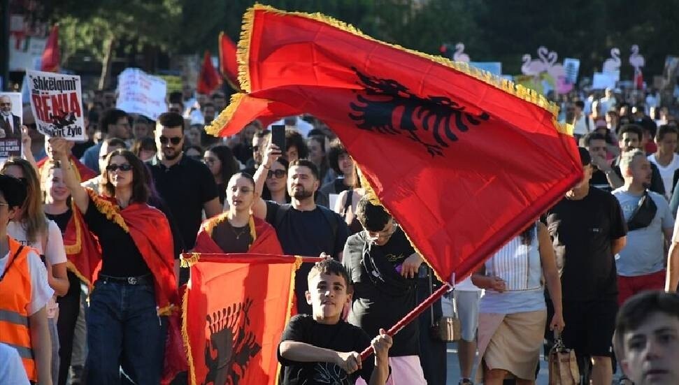 Arnavutluk'ta bir kez daha binlerce kişinin katılımıyla turizm projesi karşıtı gösteri düzenlendi