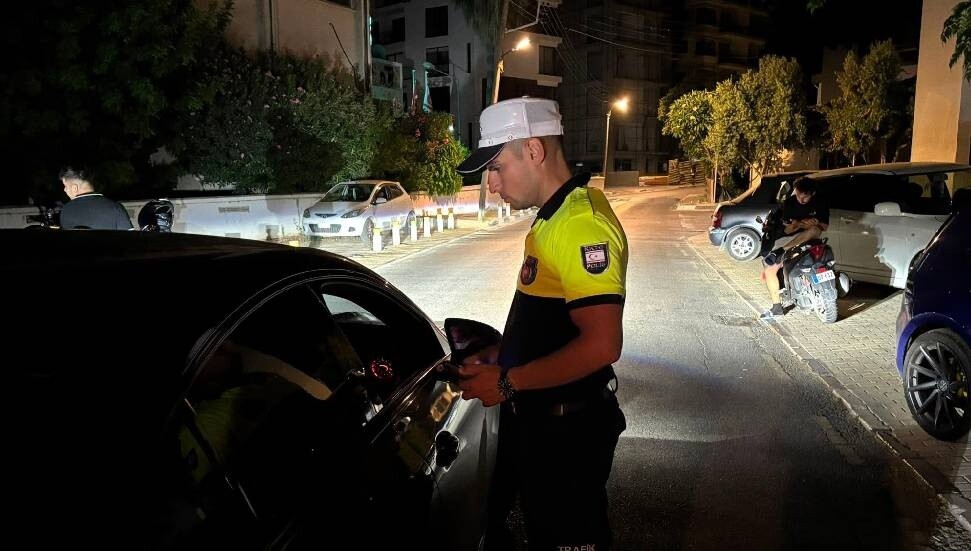 Ülke genelindeki trafik denetimlerinde 465 sürücü rapor edildi