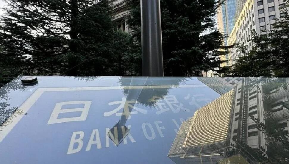 Japonya'da düşük büyüme ile yüksek enflasyonun BoJ'u ve hükümeti ikilemde bırakabileceği öngörülüyor