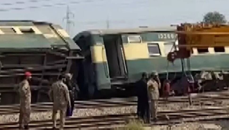Pakistan'da yolcu treninin raydan çıkması sonucu 5 kişi öldü, 30'dan fazla kişi yaralandı