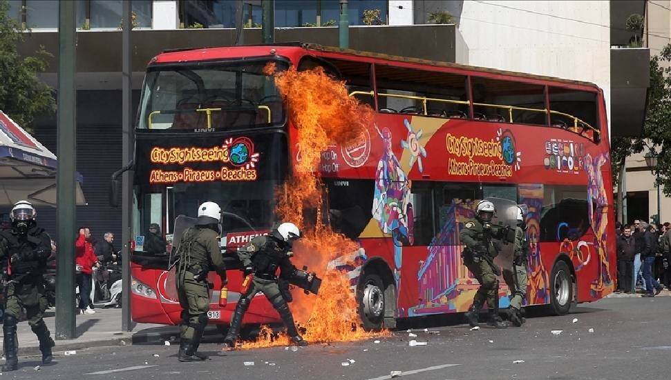 Yunanistan'da geçen haftaki tren kazası nedeniyle yapılan eyleme polis müdahale etti