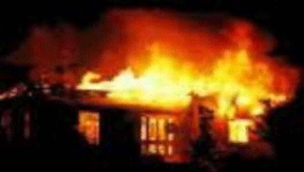 Sönmemiş sigara izmariti ev yangınına sebeb oldu. Ev eşyaları zarar gördü