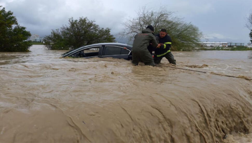 Yoğun yağışlar yolları su altında bıraktı! Bazı yollar trafiğe kapandı!