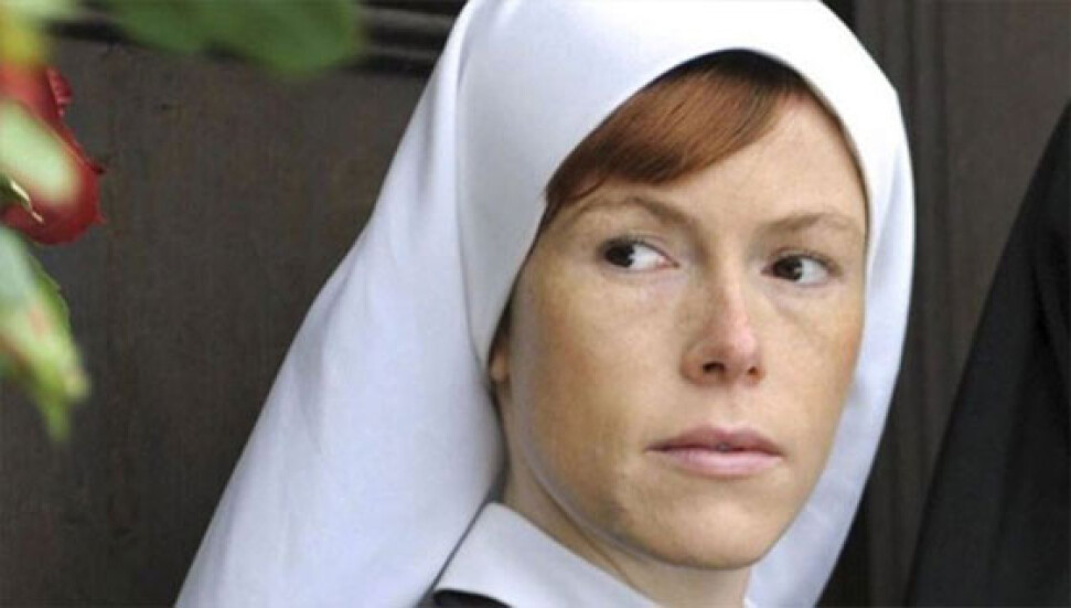 Yol kenarında soyunan 'Rahibe Jenny'e para cezası