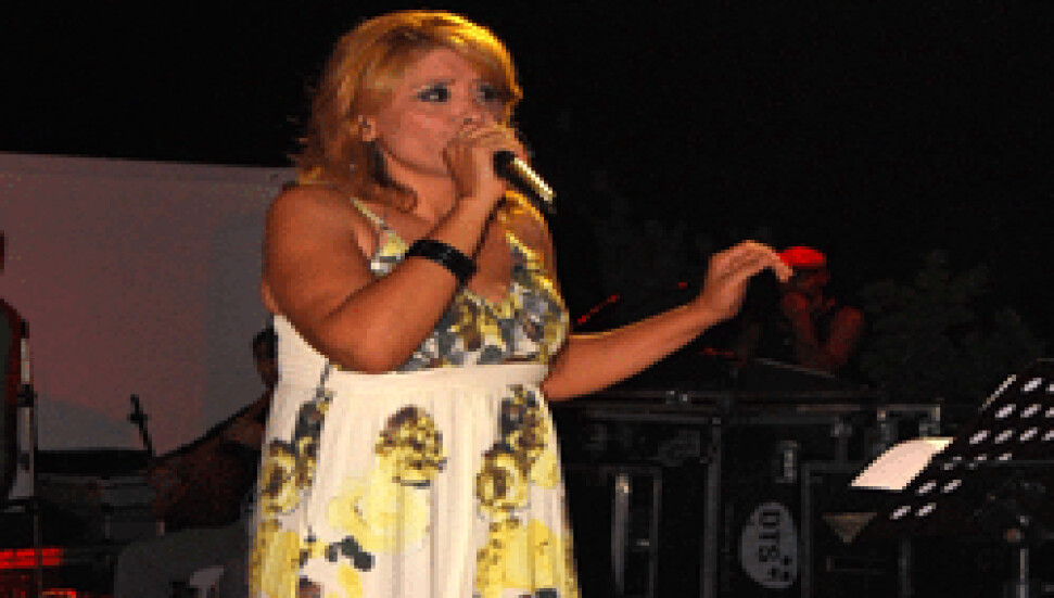 Ayşegül Zaim, hareketli şarkılarla Tatlısulu gençleri çoşturdu