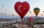 Kapadokya'da sıcak hava balonları Türk bayrakları ve afişlerle uçtu