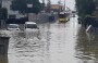 İstanbul'u sağanak ve fırtına vurdu: Yollar göle döndü, bir kişi suya kapıldı