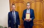 Tahsin Ertuğruloğlu’ndan emekli olan Mustafa Lakadamyalı’ya teşekkür plaketi