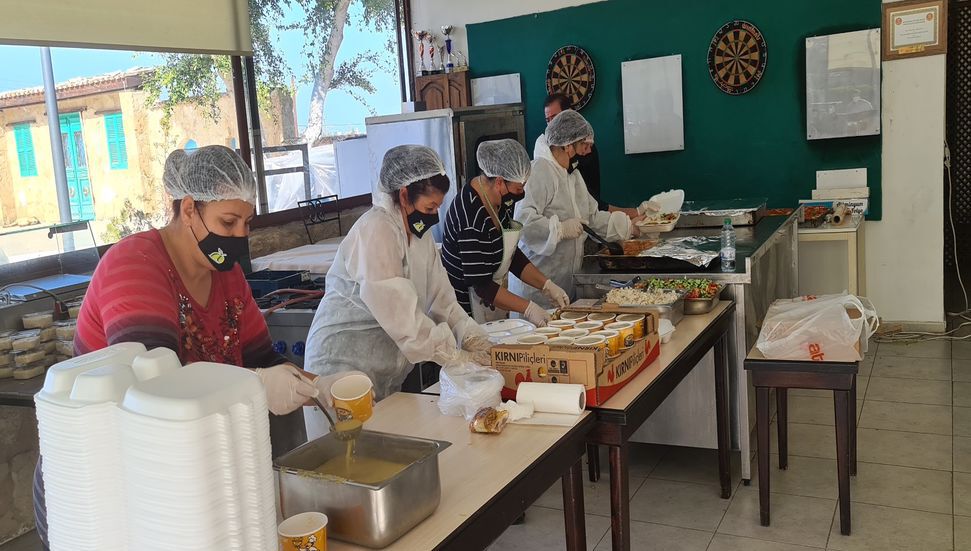 550 γεύματα την ημέρα διανέμονται ως μέρος του Lapta Kitchen Project