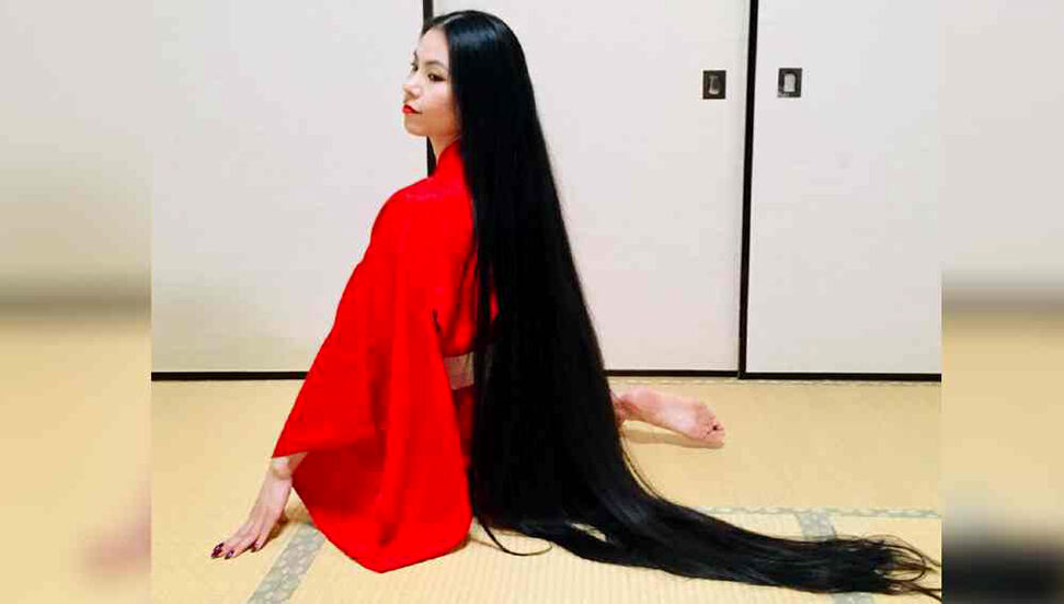Η ιαπωνική γυναίκα που δεν έχει κόψει τα μαλλιά της σε 15 χρόνια τρέχει να ηχογραφήσει