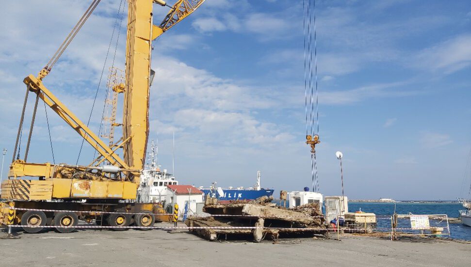 Τα συντρίμμια των απομειωμένων αποβαθρών εκκαθαρίζονται στο λιμάνι της Αμμοχώστου