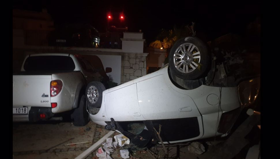 Τυφώνας στην περιοχή Τσεσμέ του Σμύρνη: Τα οχήματα ανατράπηκαν, υπάρχουν τραυματίες