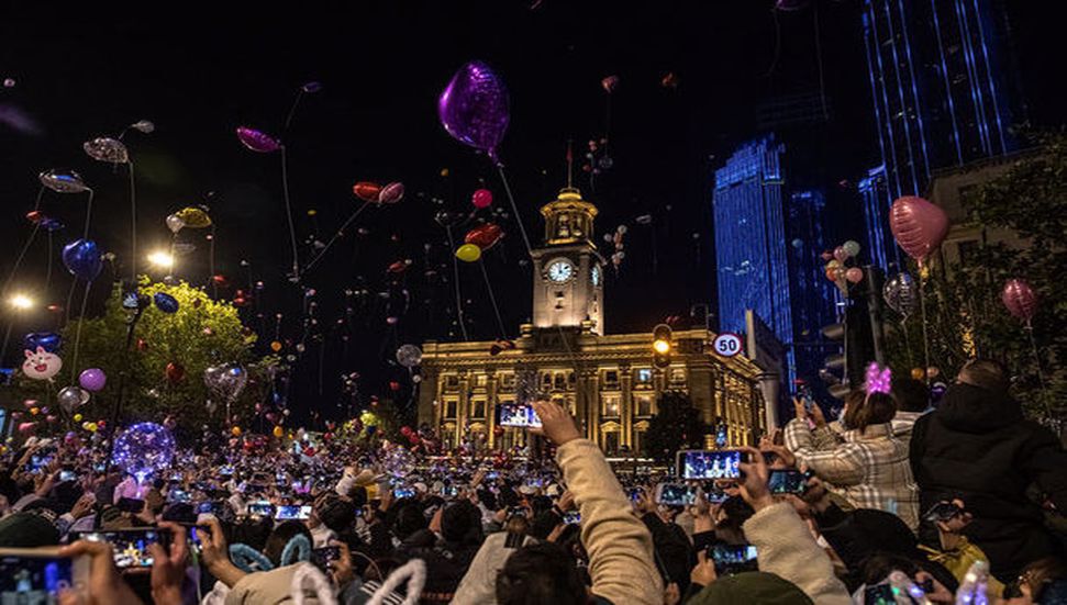 Χιλιάδες άνθρωποι συγκεντρώθηκαν σε πλατείες για να γιορτάσουν τη νέα χρονιά στο Γουχάν, όπου πρωτοεμφανίστηκε ο κοροναϊός.