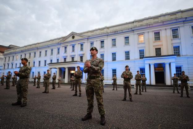 Η Βρετανία σκοπεύει να μειώσει τον αριθμό των στρατιωτικών κατά 10 χιλιάδες
