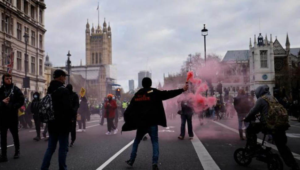 Εκατοντάδες άνθρωποι διαμαρτύρονται κατά του νέου νόμου περί εγκληματικότητας στο Ηνωμένο Βασίλειο
