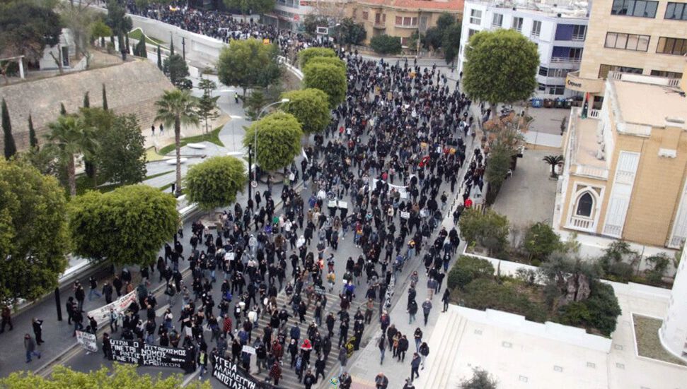 Χιλιάδες Ελληνοκύπριοι διαδηλώνουν ενάντια στην αστυνομική βία αυτή τη φορά