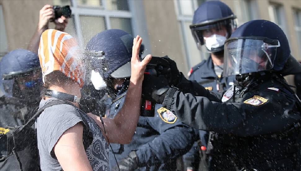 Οι αντίπαλοι του κοροναϊού μετράνε σύγκρουση με την αστυνομία στην Αυστρία
