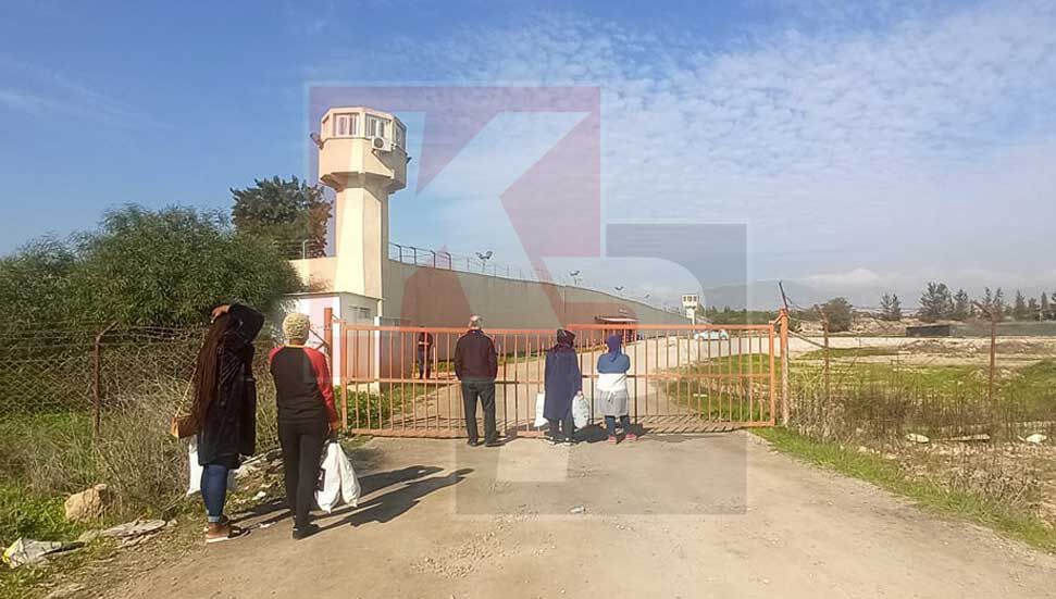 Οι συγγενείς κρατουμένων αναλαμβάνουν δράση μπροστά από την Κεντρική Φυλακή