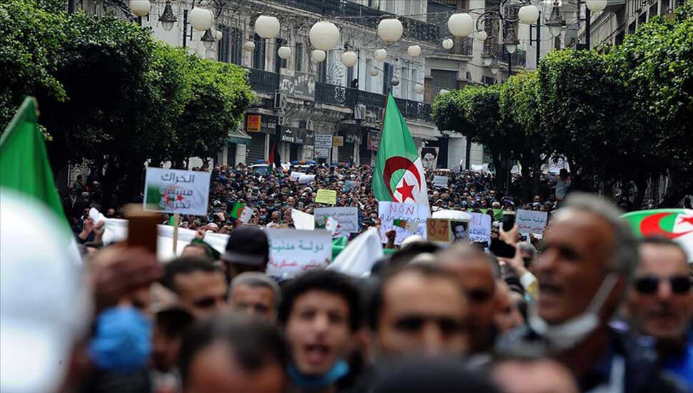 Οι άνθρωποι στην Αλγερία βγήκαν ξανά στους δρόμους απαιτώντας «ριζική αλλαγή»