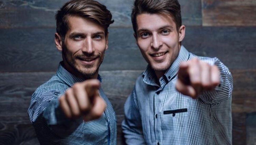 Два друга сплетничают. Друзья мальчики. Алкогольная вечеринка. Лучшие друзья. Парень и девушка сплетничают друг другу ги фото.