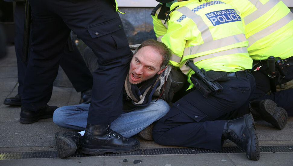 Αστυνομική παρέμβαση σε ένδειξη διαμαρτυρίας για μέτρα κοραναϊού στο Ηνωμένο Βασίλειο
