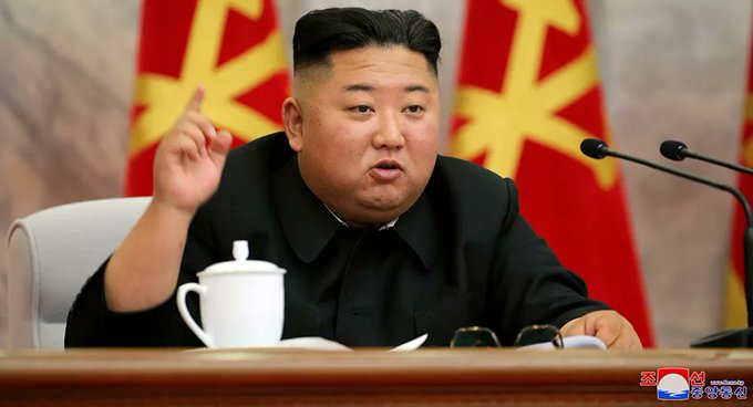 Ο ηγέτης της Βόρειας Κορέας Κιμ εξήγησε την οικονομική κατάσταση στη χώρα στον λιμό της δεκαετίας του 1990.