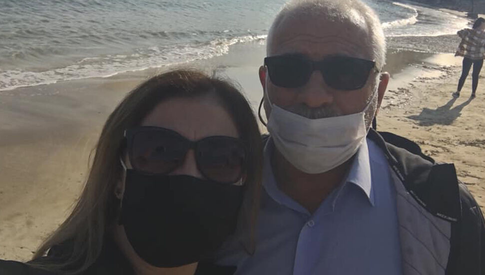 Ο επικεφαλής της Ένωσης Εκπαιδευτών Süleyman Göktaş και η σύζυγός του παρουσιάζουν αποτελέσματα δοκιμής