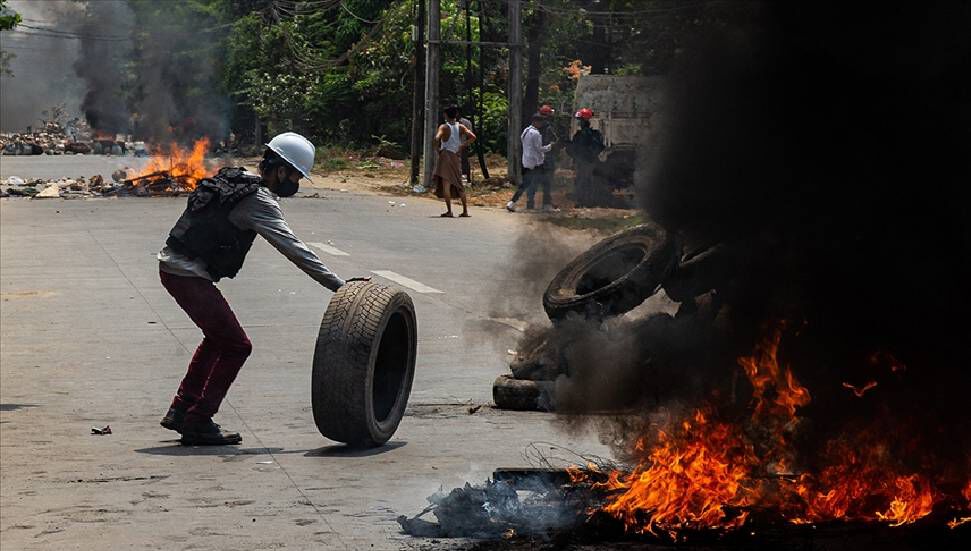 Οι διαδηλωτές επιτίθενται στο αστυνομικό τμήμα στη Μιανμάρ: 7 νεκροί